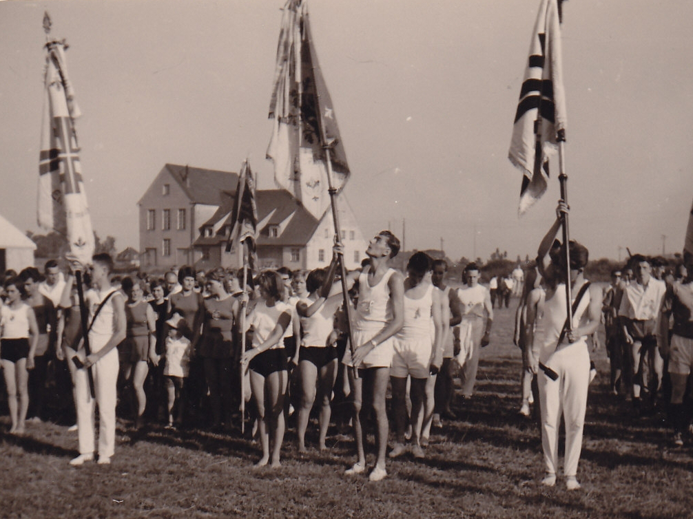  Turnvereinsfahne (Mitte) bei einem Gauturnfest, Fahnenträger Willi Kern, um 1960