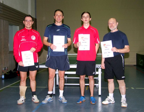  Die neuen Doppelmeister Josef Allabar und Tom Plohmer mit den Finalisten Christian Treffer und Klaus Niederauer (von rechts).